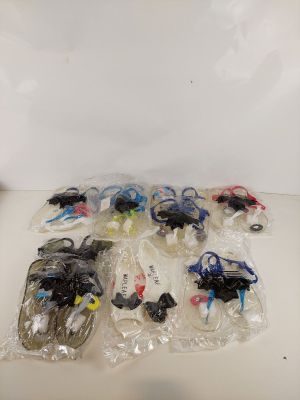 une pile de jouets en plastique posée sur une table