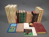 plusieurs livres sont empilés sur une table