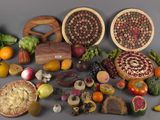 de nombreux fruits et légumes de toutes sortes sur la table