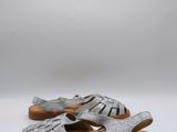 une paire de sandales argentées sur fond blanc