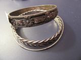 deux bracelets en argent posés sur une table