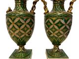 deux vases verts, chacun muni d'une anse