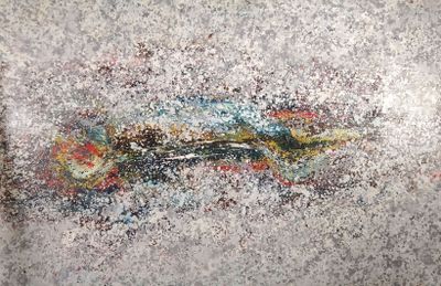 une peinture représentant un poisson sur le mur d'un immeuble