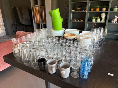une table sur laquelle sont posés de nombreux verres et tasses