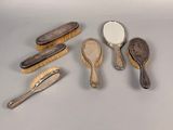 tout un tas de brosses et de peignes posés sur la table
