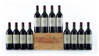 un lot de bouteilles de vin posées à côté d'une caisse en bois