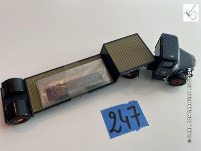 un camion miniature muni d'une caisse à l'arrière