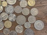 une pile de pièces de monnaie sur une table à côté d'une calculatrice