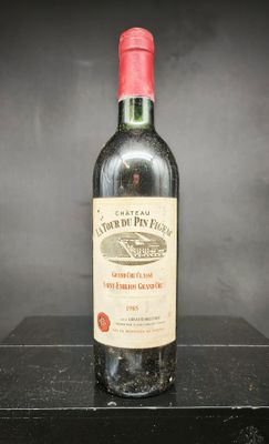 une bouteille de vin posée sur une table