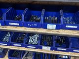 de nombreux bacs d'outils sur les étagères du magasin