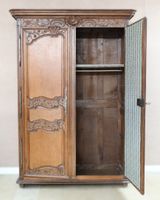 Armoire "à la cabosse de cacao" en chêne sculpté ouvrant à d… (photo 2)