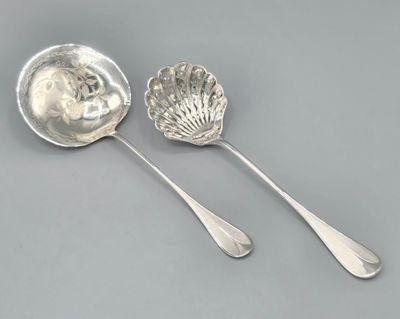 deux cuillères en argent et une cuillère ornée d'un coquillage