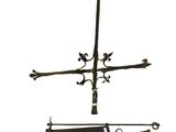 une image représentant une croix accompagnée d'une scie et d'autres outils sur fond blanc