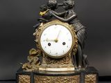 une horloge posée sur une table