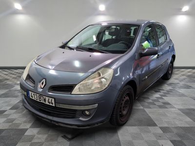 la photo d'une voiture garée dans un garage