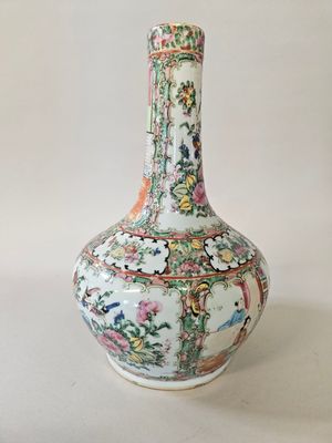 un vase blanc orné d'un motif floral