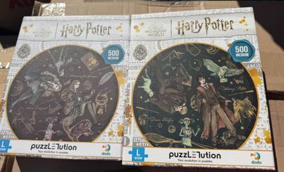 Des puzzles Harry Potter et Hermione dans une boîte posée sur une table