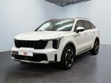 Le SUV blanc est garé dans une grande pièce au sol noir