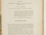 un livre ouvert avec une image en noir et blanc