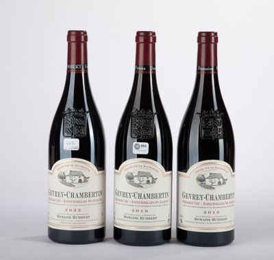 trois bouteilles de vin posées sur une table l'une à côté de l'autre