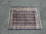 un tapis posé par terre, avec un chat allongé dessus