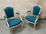 une paire de fauteuils rembourrés bleus avec des bordures blanches