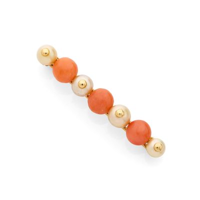 une broche en forme de barre, ornée de corail et de perles