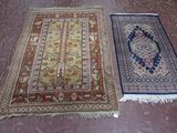 deux tapis posés côte à côte sur le sol