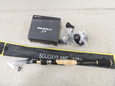 une canne à pêche noire et jaune et un sac noir et jaune