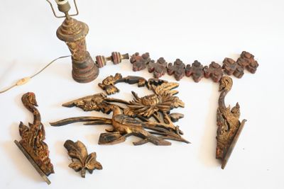 plusieurs morceaux de bois et une lampe posée sur une table