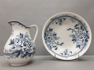 GIEN. Broc et cuvette de toilette en porcelaine.