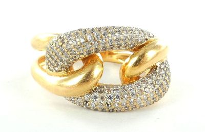 une image d'une bague en or et diamants sur fond blanc
