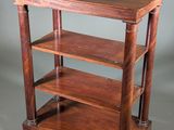 une étagère en bois surmontée de trois tablettes