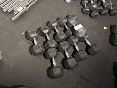 il y a plein d'haltères par terre dans la salle de sport