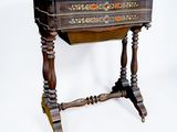 une petite table en bois surmontée d'un tiroir