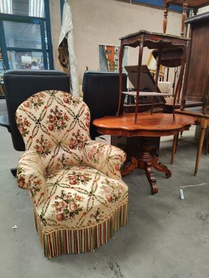 a chair that is sitting in front of a table
