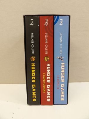 trois livres sont empilés sur une table