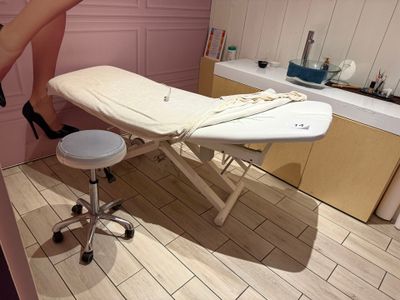 une femme debout sur une chaise dans une pièce