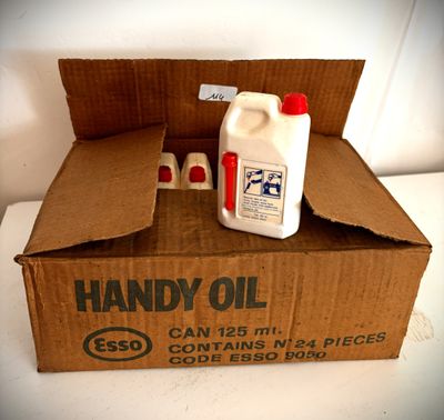 une boîte en carton sur laquelle est posée une bouteille d'huile pour les mains