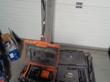 une caisse d'outils avec des outils à l'intérieur, posée sur le sol