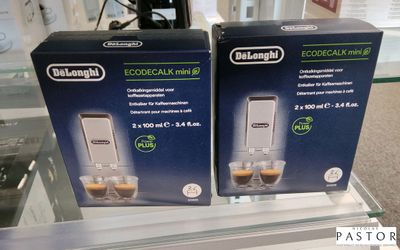 deux cartons contenant des machines à expresso De’Longhi exposés dans un magasin