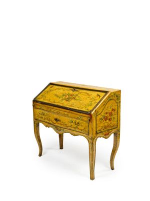 une image représentant un petit bureau en bois orné d'un motif floral
