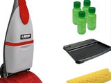 gros plan d'un aspirateur et de produits de nettoyage sur fond blanc
