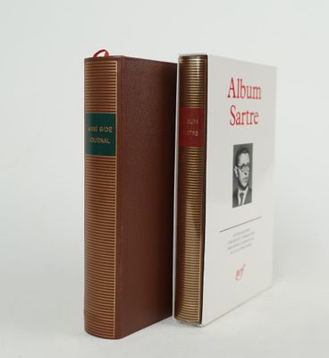 deux livres posés l'un sur l'autre sur une surface blanche