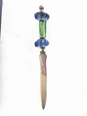 STYLET coupe-papier, manche en verre coloré (Murano ?), la l…