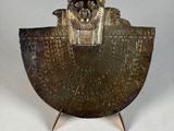 sculpture en bronze représentant un chat dans un bateau, posée sur un socle