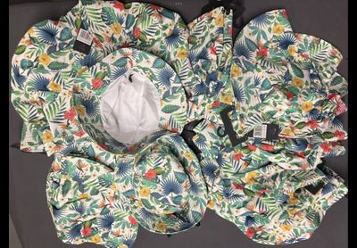 un chapeau posé sur un sac
