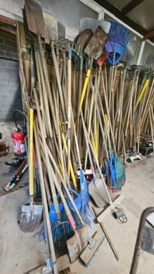 beaucoup de pelles et de balais dans une pièce