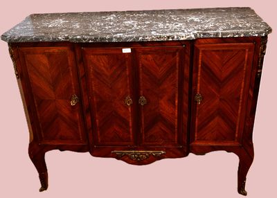 Meuble à hauteur d’appui à ressaut en marqueterie ouvrant à …