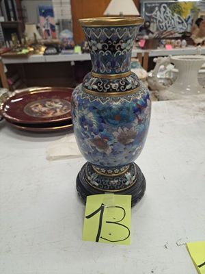 un vase posé sur une table, avec une étiquette de prix dessus